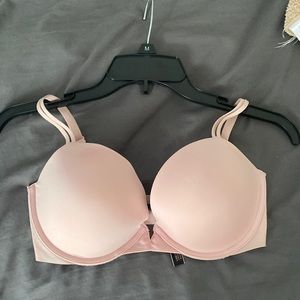 Brand New Victoria’s Secret push up bra // Size: 32DD